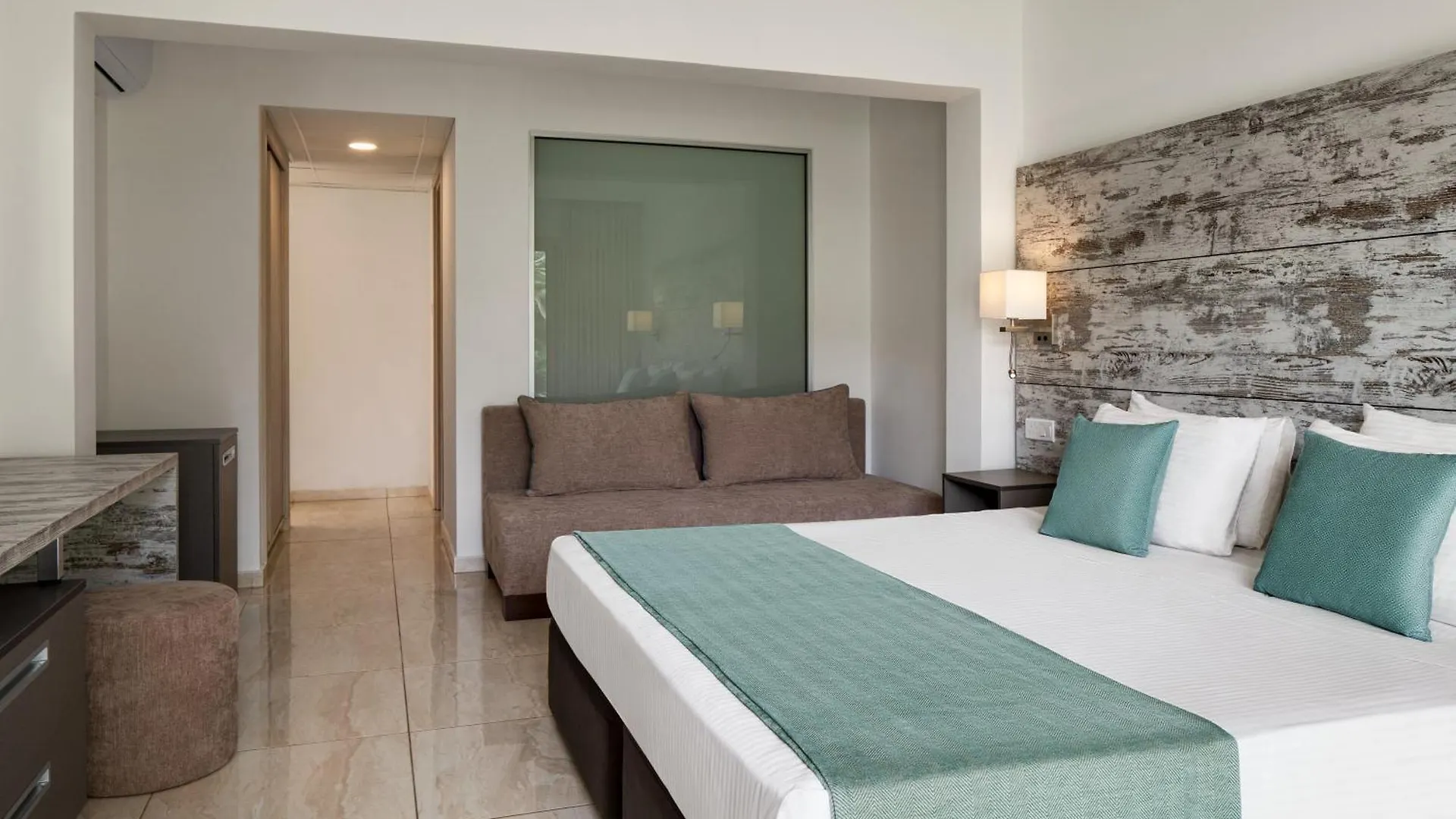 Ramada Hotel & Suites By Wyndham Айя-Напа